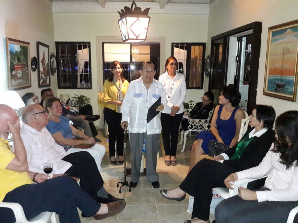Hogareña sesión en la casa de los Esposos Farías Mere
