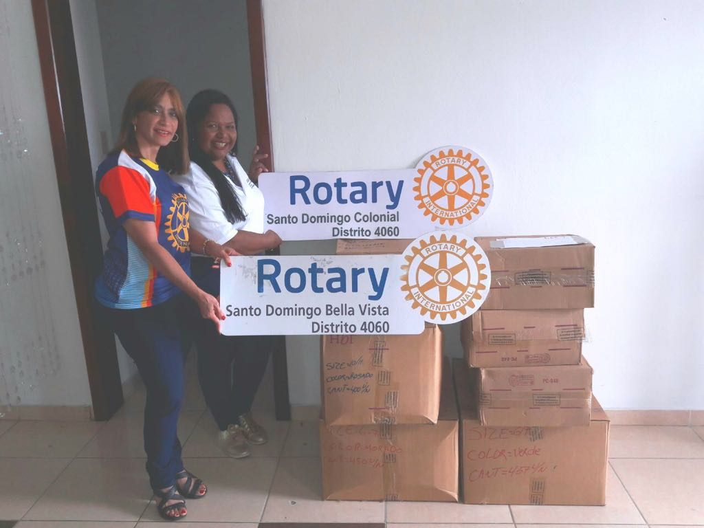 Recibiendo Donación de panties para niñas gracias a la colaboración y buena voluntad del Gracias Sofía Batista Pte Club Rotario SD Colonial. Esta donación pasarán a la Fundación Limpiabotas de la Merced y a las Niñas de Hainamosa.