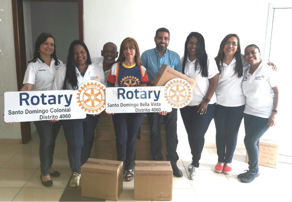 Recibiendo Donación de panties para niñas gracias a la colaboración y buena voluntad del Gracias Sofía Batista Pte Club Rotario SD Colonial. Esta donación pasarán a la Fundación Limpiabotas de la Merced y a las Niñas de Hainamosa.