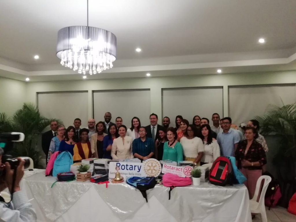 Donación Rotaract y Phoenix Tower International