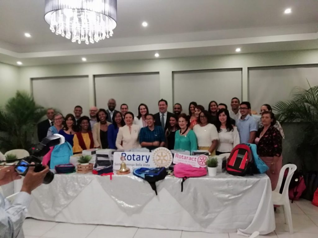 Donación Rotaract y Phoenix Tower International