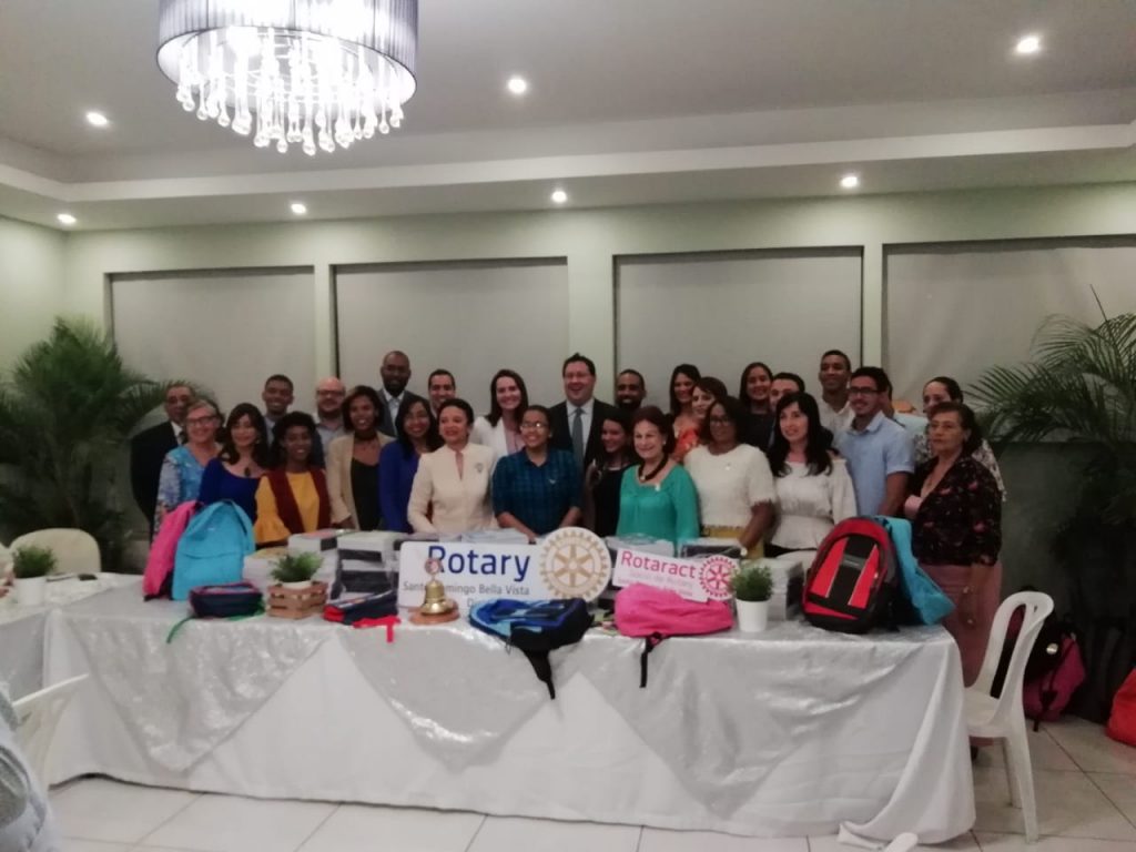 Donación Rotaract y Phoenix Tower International